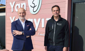 Zurich Sigorta CEO’su Yılmaz Yıldız, deprem bölgesindeki Yan Yanayız Psikososyal Destek Merkezi’nde.